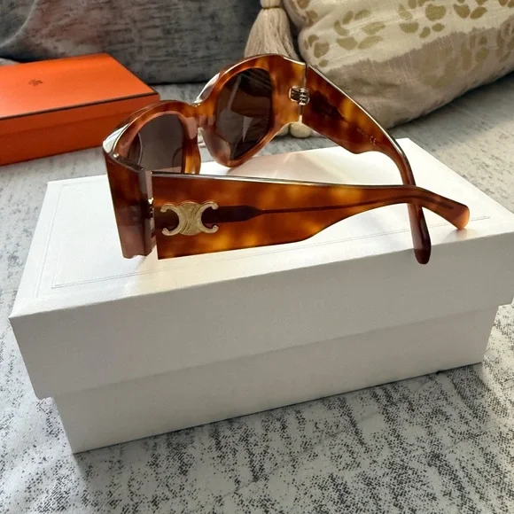 Celine Tortoise Shell Sunglasses with Black Case - Picture 4 of 10